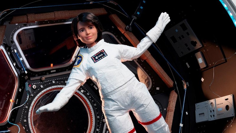 A handout picture shows Europe's first female commander of the ISS, ESA astronaut Samantha Cristoforetti with her lookalike Barbie doll at the International Space Station (ISS). ESA/Handout via REUTERS   THIS IMAGE HAS BEEN SUPPLIED BY A THIRD PARTY. MANDATORY CREDIT. NO RESALES. NO ARCHIVES. NO NEW USE AFTER NOVEMBER 3, 2022     TPX IMAGES OF THE DAY