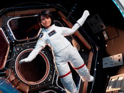 Saat Barbie Ikut Terbang ke Luar Angkasa, Begini Gayanya