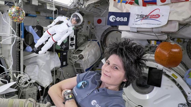 A handout picture shows Europe's first female commander of the ISS, ESA astronaut Samantha Cristoforetti with her lookalike Barbie doll at the International Space Station (ISS). ESA/Handout via REUTERS   THIS IMAGE HAS BEEN SUPPLIED BY A THIRD PARTY. MANDATORY CREDIT. NO RESALES. NO ARCHIVES. NO NEW USE AFTER NOVEMBER 3, 2022     TPX IMAGES OF THE DAY