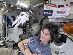 Saat Barbie Ikut Terbang ke Luar Angkasa, Begini Gayanya