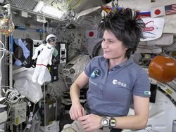 Saat Barbie Ikut Terbang ke Luar Angkasa, Begini Gayanya