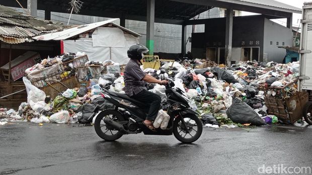 Sampah menggunung di TPS Pasar Karlis Tasikmalaya.