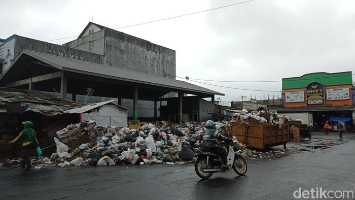 Sampah menggunung di TPS Pasar Karlis Tasikmalaya.