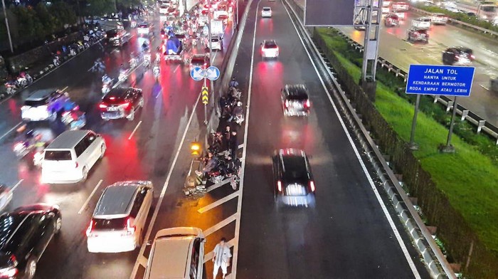 Sejumlah pemotor berhenti di dekat pintu masuk Tol TB Simatupang