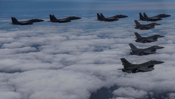 A surface-to-surface missile is fired into the sea off the east coast in this handout picture provided by the Defense Ministry, South Korea, October 5, 2022. South Korean Defense Ministry/Handout via REUTERS ATTENTION EDITORS - THIS IMAGE HAS BEEN SUPPLIED BY A THIRD PARTY. TPX IMAGES OF THE DAY