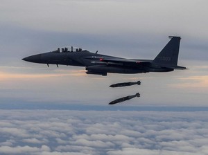 Duh! Jet Tempur Korsel Tak Sengaja Jatuhkan Pod Senjata Saat Latihan