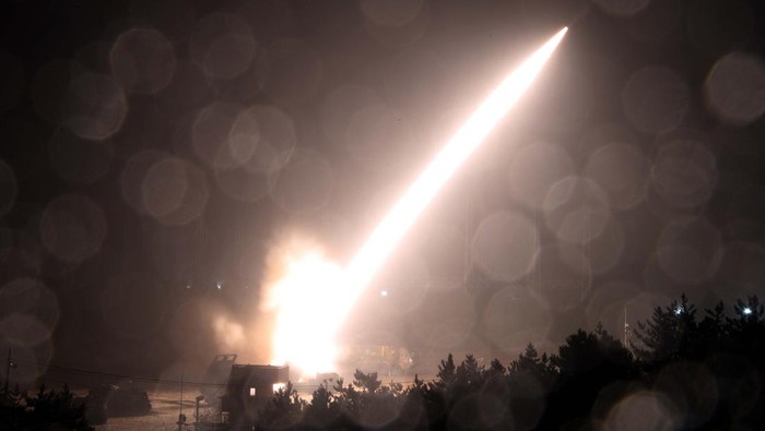 A surface-to-surface missile is fired into the sea off the east coast in this handout picture provided by the Defense Ministry, South Korea, October 5, 2022. South Korean Defense Ministry/Handout via REUTERS   ATTENTION EDITORS - THIS IMAGE HAS BEEN SUPPLIED BY A THIRD PARTY.     TPX IMAGES OF THE DAY
