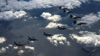 Amerika Serikat (AS) dan Korea Selatan (Korsel) secara bersama-sama menggelar latihan jet tempur pada Selasa (4/10) waktu setempat, setelah Korea Utara (Korut) menembakkan rudal balistik yang mengudara melintasi wilayah Jepang.