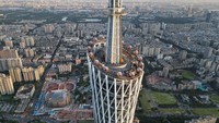 Bianglala tersebut terletak di ketinggian 450 meter di bagian atas Canton Tower, menara dari Guangzhou TV.   