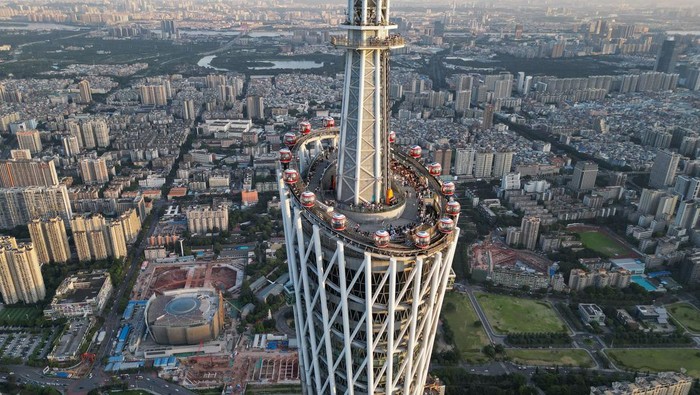 Penampakkan bianglala tertinggi di dunia di bianglala puncak Menara Guangzhou, China, Senin (26/10/2022). Bianglala itu telah dibuka untuk umum pada Rabu (31/8/2011).