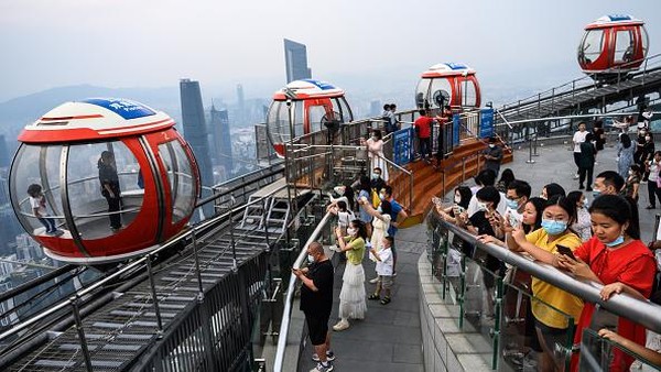 Setiap kapsul berjarak tiga meter. Kapsul-kapsul itu akan berputar 360 derajat di tepian puncak menara. Sehingga wisatawan yang naik wahana tersebut dapat melihat panorama menyeluruh secara 360 derajat. Setiap kapsul berjarak tiga meter. Kapsul-kapsul itu akan berputar 360 derajat di tepian puncak menara. Sehingga wisatawan yang naik wahana tersebut dapat melihat panorama menyeluruh secara 360 derajat.