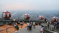 Penampakkan bianglala tertinggi di dunia di bianglala puncak Menara Guangzhou, China, Senin (26/9/2022). Bianglala itu telah dibuka untuk umum pada Rabu (31/8/2011).   
