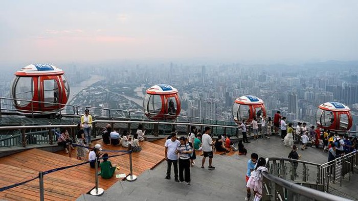 Sensasi Naik Bianglala Tertinggi Dunia, Bentuknya Beda dari yang Lain Penampakkan bianglala tertinggi di dunia di bianglala puncak Menara Guangzhou, China, Senin (26/10/2022). Bianglala itu telah dibuka untuk umum pada Rabu (31/8/2011).