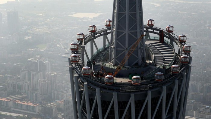 Penampakkan bianglala tertinggi di dunia di bianglala puncak Menara Guangzhou, China, Senin (26/10/2022). Bianglala itu telah dibuka untuk umum pada Rabu (31/8/2011).