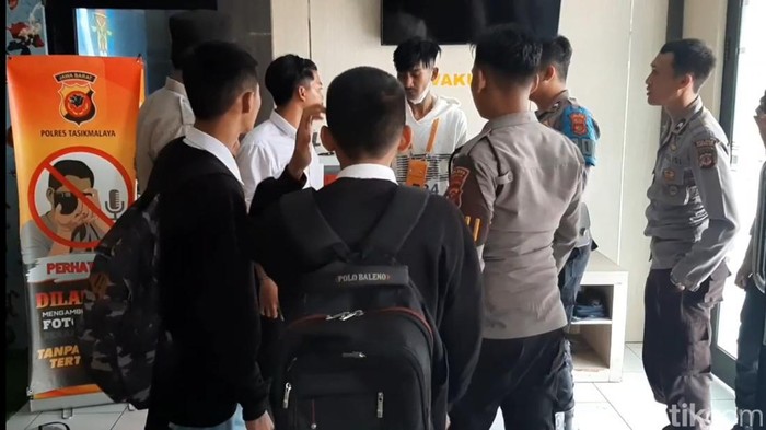 Seorang pelaku pencurian telepon genggam di Singaparna Kabupaten Tasikmalaya, Jawa Barat ditangkap siswa yang jadi korbanya, Kamis (6/7/22).