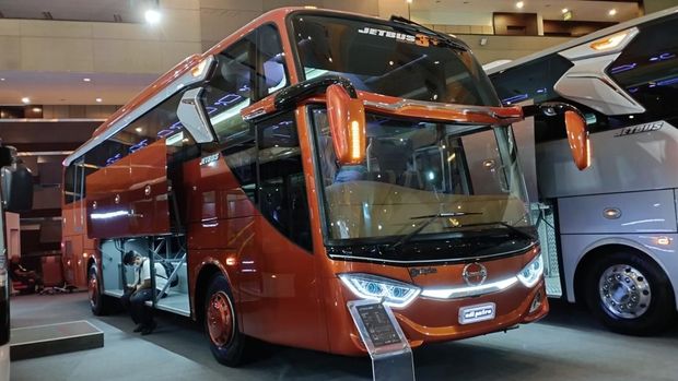 Serah terima bus Hino kepada PO Efisiensi dan PO Subur Jaya di booth Adiputro dalam Busworld Southeast Asia 2022 di JIExpo Kemayoran Jakarta (6/10/2022)