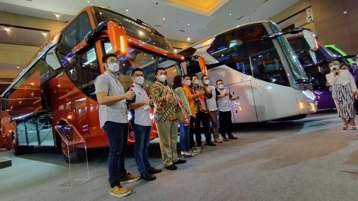 Serah terima bus Hino kepada PO Efisiensi dan PO Subur Jaya di booth Adiputro dalam Busworld Southeast Asia 2022 di JIExpo Kemayoran Jakarta (6/10/2022)
