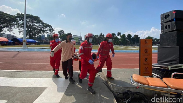 Simulasi penanganan bencana di Lapangan Merdeka Kota Sukabumi.