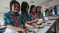 Mereka membuat karya yaitu pembungkus makanan protein tinggi ikan dan daging, obat hepatitis, serta pupuk pembasmi kutu kebul pada tanaman yang ramah lingkungan.