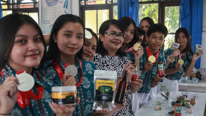 Siswa SMAN 2 Palangka Raya Raih Medali Emas WICE 2022 Sejumlah siswa merangkai bahan racikan untuk produk karya tulis ilmiah mereka di Laboratorium SMA Negeri 2 Palangka Raya, Kalimantan Tengah, Kamis (6/10/2022). Sebanyak delapan siswa sekolah tersebut berhasil meraih juara dua medali emas dan perak pada ajang karya tulis ilmiah