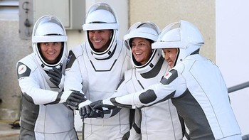 Ada empat anggota kru yang ikut dalam penerbangan itu, yaitu; astronaut Nicole Mann dan Josh Cassada dari NASA, astronaut Koichi Wakata dari JAXA, atau Japan Aerospace Exploration Agency, dan kosmonaut Anna Kikina dari Roscosmos. (Paul Hennessy/Getty Images)  