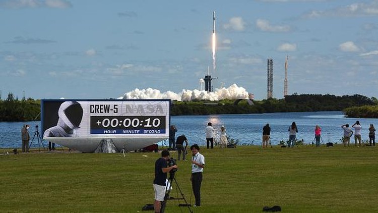 SpaceX dan NASA meluncurkan awak astronot yang berasal dari seluruh dunia ke Stasiun Luar Angkasa Internasional (ISS) dari Kennedy Space Center NASA di Cape Canaveral, Florida, Amerika Serikat, Rabu (5/10/2022). Misi tersebut dilakukan ditengah peningkatan ketegangan geopolitik di dunia.