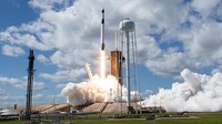 SpaceX dan NASA meluncurkan awak astronot yang berasal dari seluruh dunia ke Stasiun Luar Angkasa Internasional (ISS) dari Kennedy Space Center NASA di Cape Canaveral, Florida, Amerika Serikat, Rabu (5/10/2022). Misi tersebut dilakukan ditengah peningkatan ketegangan geopolitik di dunia. (Joel Kowsky/Getty Images)  