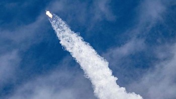 Pesawat ruang angkasa Crew Dragon sekarang dalam perjalanan yang lambat dan tepat ke ISS, yang mengorbit sekitar 200 mil (322 kilometer) di atas permukaan bumi. Pesawat ruang angkasa itu bertujuan untuk berlabuh dengan stasiun luar angkasa pada hari Kamis. (Jim Watson/AFP/Getty Images)  