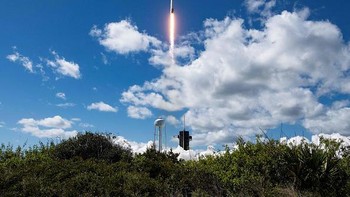 Mereka lepas landas dengan pesawat ruang angkasa SpaceX Crew Dragon ET dari Kennedy Space Center di Florida tepat pukul 12.00 waktu setempat. (Jim Watson/AFP/Getty Images)  