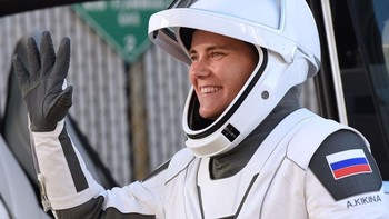 Dalam misi kali ini, kehadiran Kosmonaut Rusia, Anna Kikina, menjadi sorotan. Partisipasinya dalam penerbangan tersebut adalah sinyal jelas terbaru bahwa, meskipun ketegangan meningkat atas invasi Rusia ke Ukraina, kemitraan AS-Rusia selama beberapa dekade di ruang angkasa akan tetap ada. (Paul Hennessy/Getty Images)  