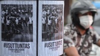 Seorang pengendara melewati poster yang menunjukkan orang terinjak-injak hingga menewaskan sedikitnya 131 orang dalam salah satu bencana paling mematikan dalam sejarah sepak bola. Putri/AFP/Getty Images