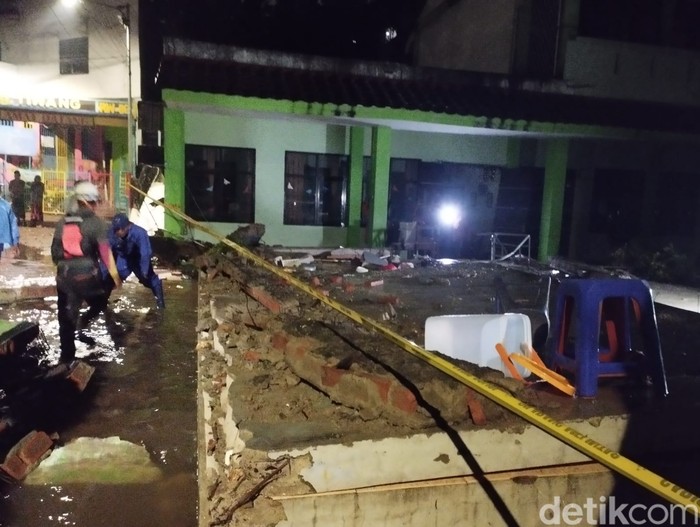 Tembok MTsN 19 Pondok Labu Roboh