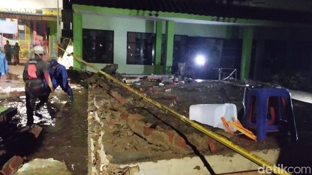 Tembok MTsN 19 Pondok Labu Roboh