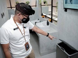 Menteri Pariwisata/Kepala Badan Pariwisata dan Ekonomi Kreatif (Menparekraf/Kabaparekraf) Sandiaga Salahuddin Uno meresmikan The Berawa Toilet. Foto: dok. Kemenparekraf