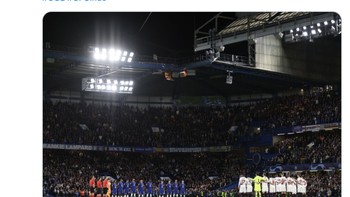 Sementara ini momen mengheningkan cipta di Stadion Stamford Bridge antara Chelsea vs AC Milan. Foto: Twitter