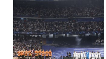 Mengheningkan cipta akan Tragedi Kanjuruhan kembali dilakukan Real Madrid, sebelumnya El Real melakukannya pada liga domestik La Liga akhir pekan kemarin. Foto: Twitter