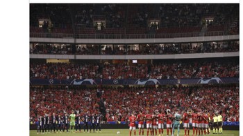 Momen mengheningkan cipta Lionel Messi bersama punggawa PSG lainnya saat bertandang ke Benfica pada laga lanjutan Liga Champions tadi malam. Foto: Twitter