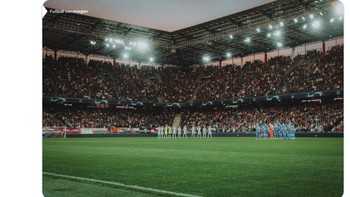 RB Salzburg vs Dinamo Zagreb juga tampak melakukan mengheningkan cipta Tragedi Kanjuruhan. Foto: Twitter