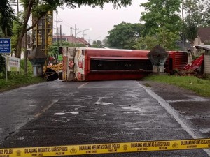 Truk Tangki Muat BBM Terguling, Akses Utama Blitar-Malang Ditutup Sementara