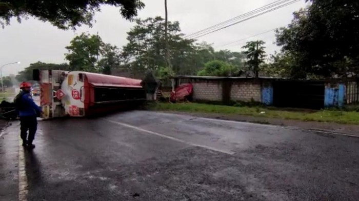Truk Tangki Terguling di blitar melintang di jalan