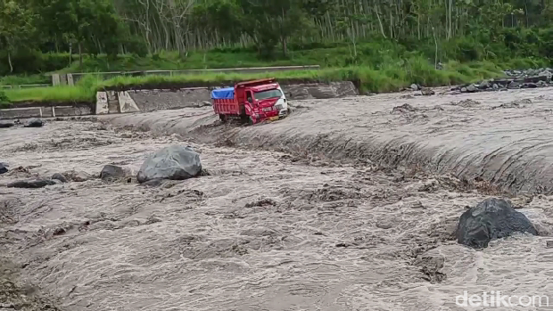 truk terjebak lahar banjir semeru
