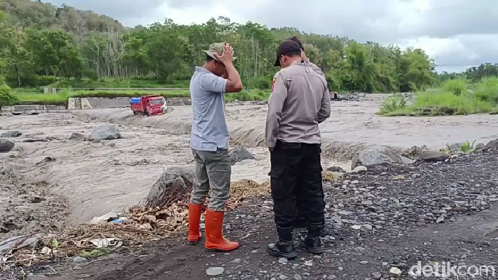 truk terjebak lahar banjir semeru