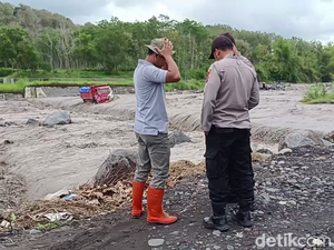 Truk Pasir Terjebak Derasnya Banjir Lahar Semeru
