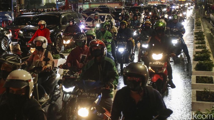 Hujan deras mengguyur Ibu Kota Jakarta, Kamis (6/10) sore. Hujan ini mengakibatkan kemacetan panjang di Jalan Sudirman.
