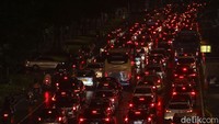 Kendaraan yang terjebak macet didominasi oleh kendaraan pribadi baik mobil ataupun motor.