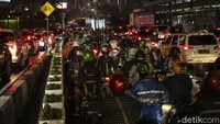 Para pengendara hanya bisa melajukan kendaraannya secara perlahan-lahan.