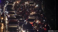 Arus lalu lintas malam itu tampak semrawut.
