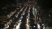 Tidak hanya kendaraan pribadi, bus TransJakarta pun juga ikut terjabak kemacetan di Jalan Sudirman.