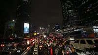 Para pengendara harus berjalan 10 km per jam akibat macetnya jalanan.