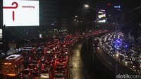 Arus lalu lintas tampak macet di kedua arah. Begini potretnya.